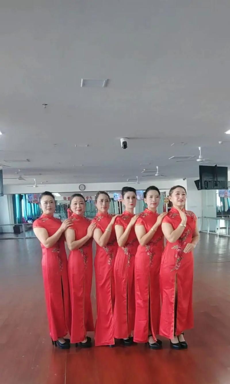 “礼”遇芳华 在老年大学，用旗袍之美点亮颁奖舞台