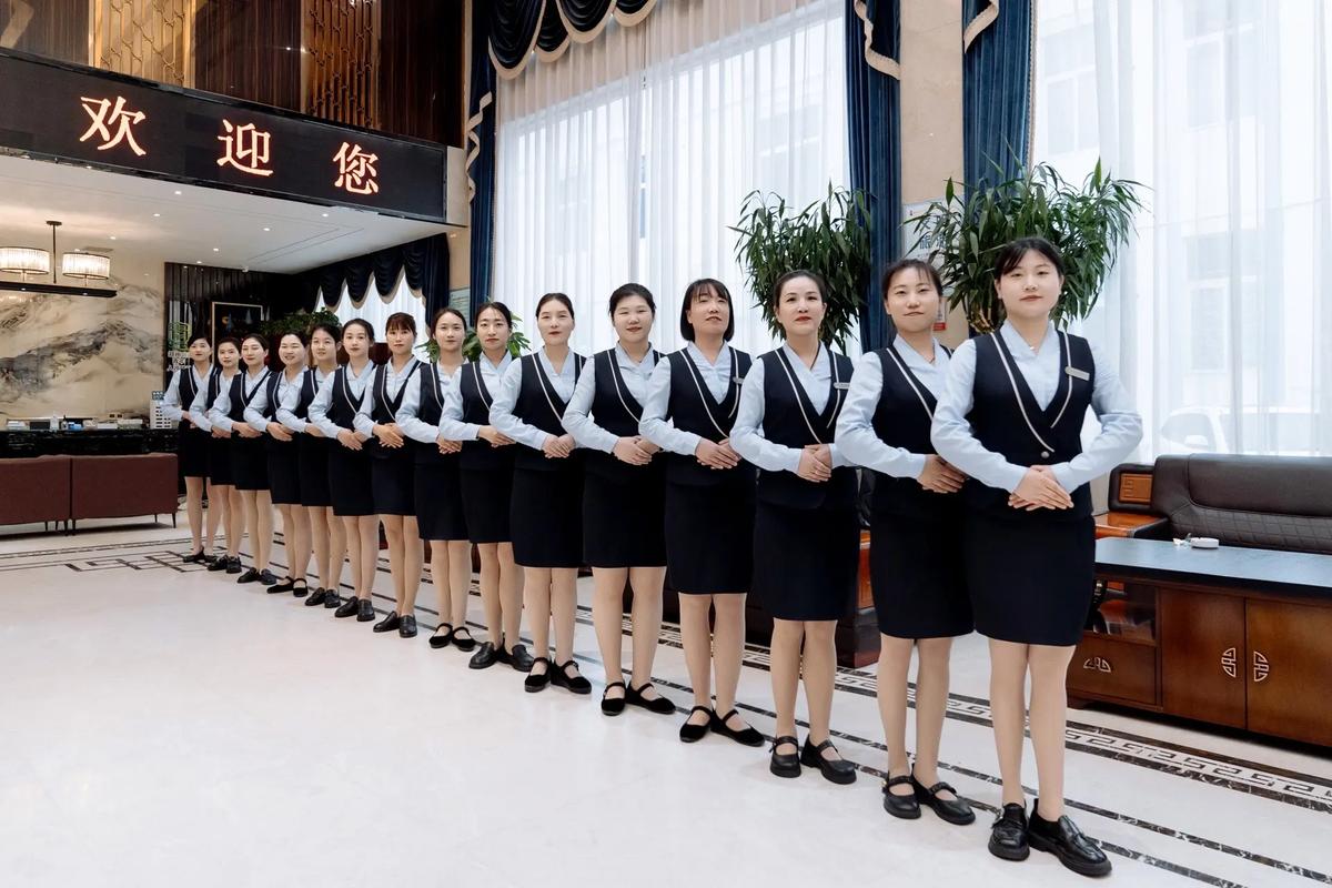 巩义市宾馆服务质量提升培训会 仪容仪表与仪态礼仪是关键