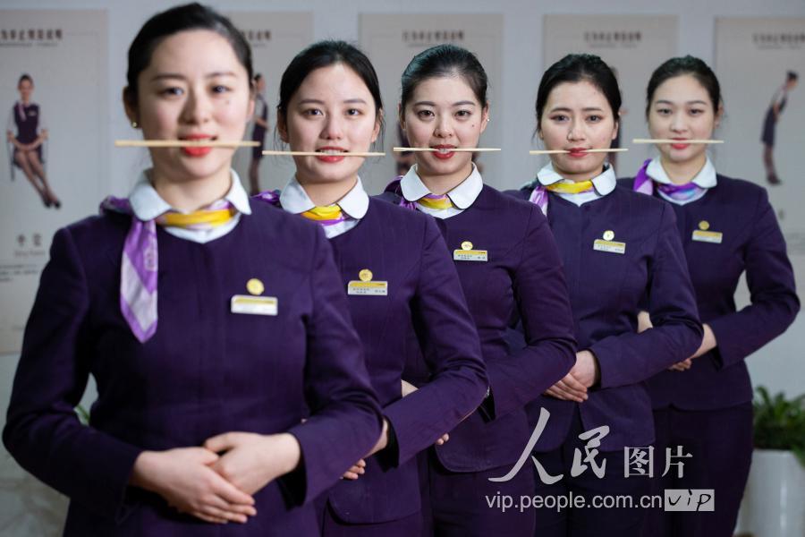 高铁乘务展新姿 南京客运段强化礼仪服务培训