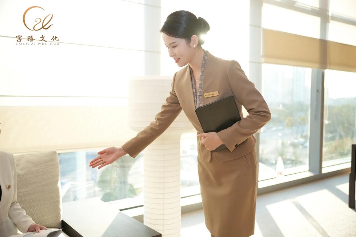 服务礼仪 如何正确迎客？引导手势展现内心的尊重